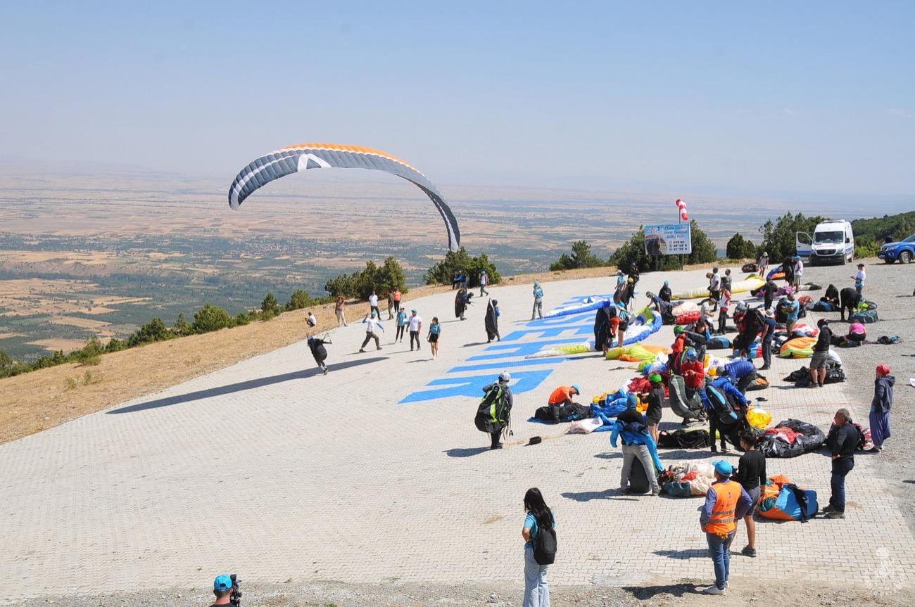 Akşehir Semaları Yamaç Paraşütleri ile 10. Kez Renklendi