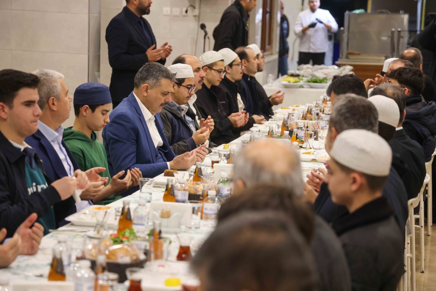 İÇİŞLERİ BAKANI MUSTAFA ÇİFTÇİ, HAFIZLIK YAPTIĞI KUR’AN KURSUNDA SAHUR YAPTI