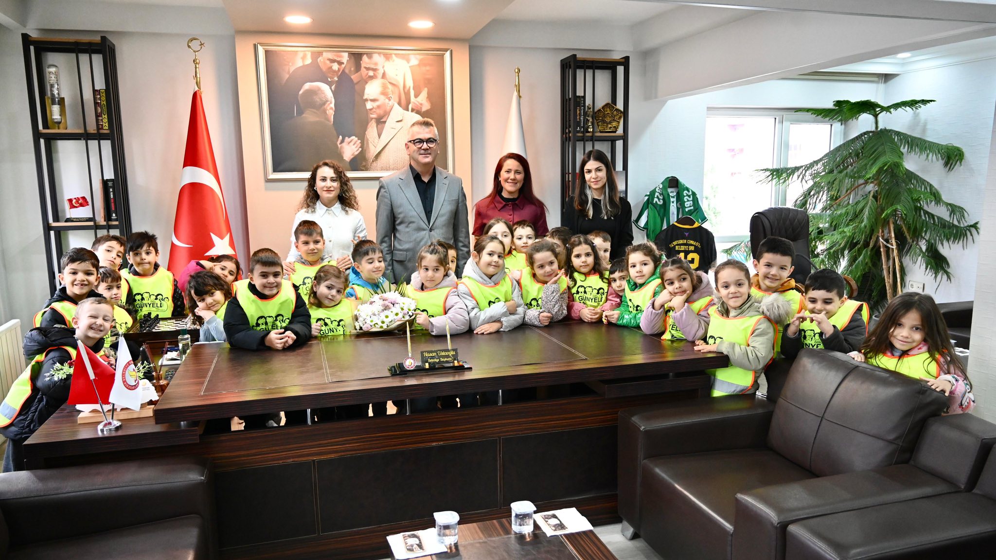 BAŞKAN USTAOĞLU, MİNİK MİSAFİRLERİNİ AĞIRLADI