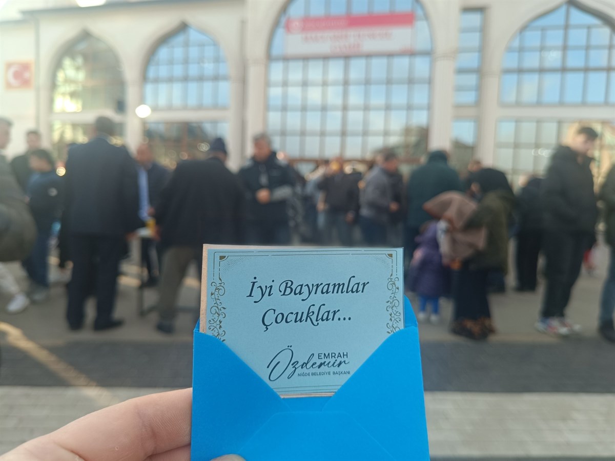 BAYRAM NAMAZINDA ÇOCUKLARA HARÇLIK SÜRPRİZİ
