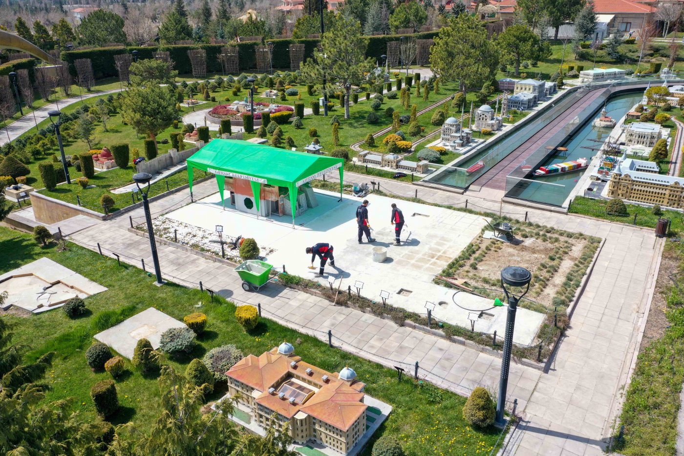 MERAM’IN PARK VE YEŞİL ALANLARINDA YAZ HAZIRLIĞI