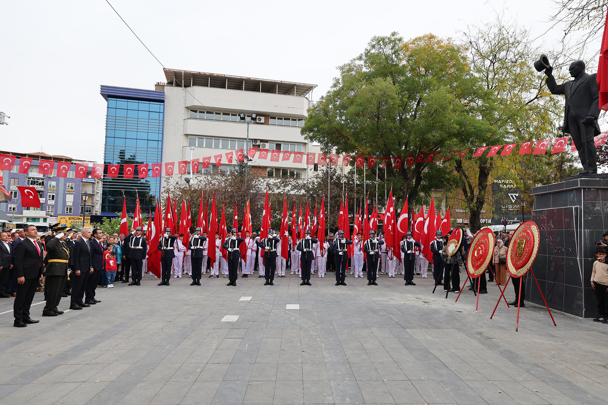 29 EKİM CUMHURİYET BAYRAMI ÇELENK SUNMA TÖRENİ İLE BAŞLADI