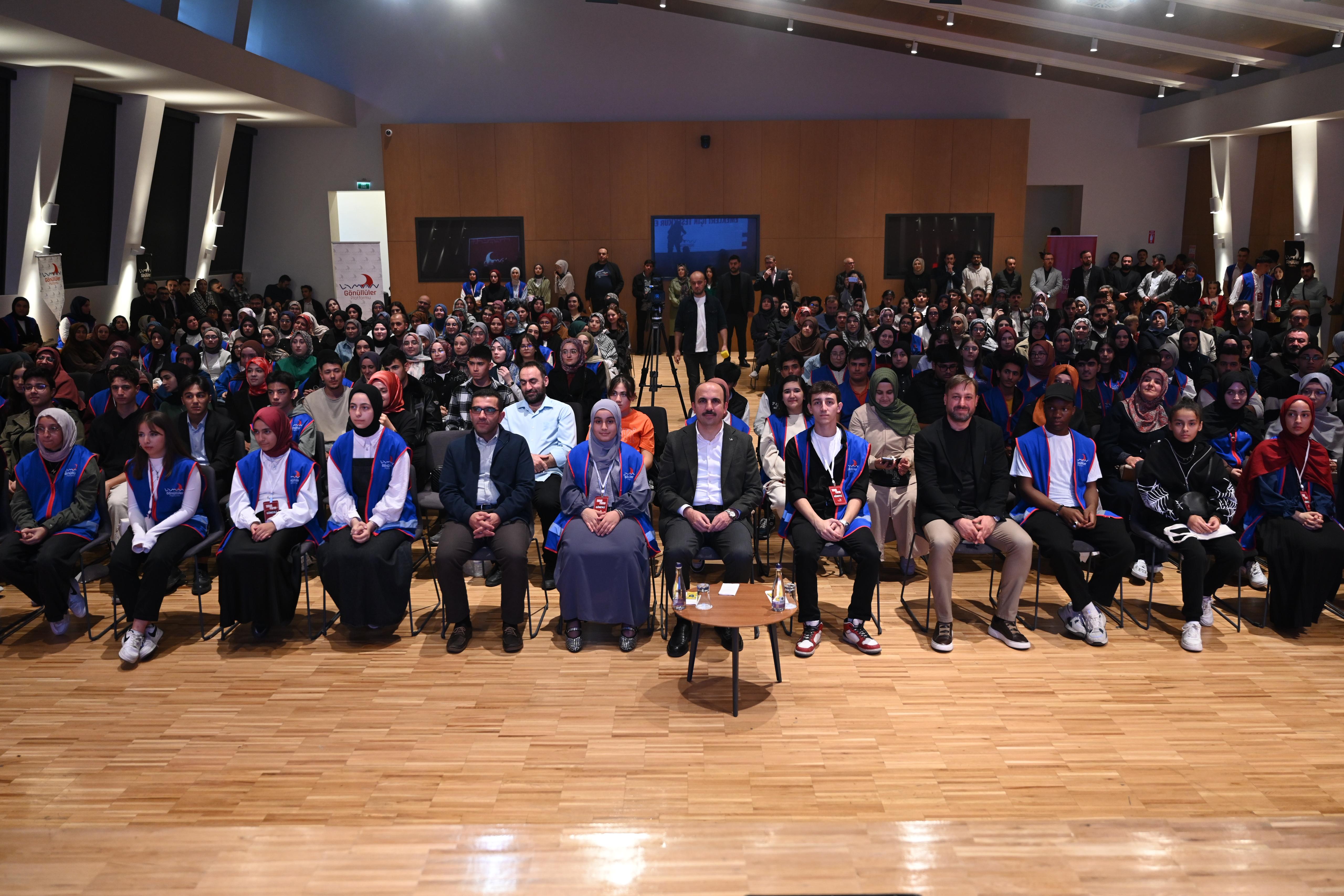 BAŞKAN ALTAY, LİMAN GÖNÜLLÜLERİ PLATFORMU ÜYESİ GENÇLERLE BULUŞTU:  “HEDEFİ BÜYÜK TUTARAK TÜM İNSANLIĞA FAYDALI BİR HALE DÖNÜŞTÜRMEMİZ GEREKİYOR”