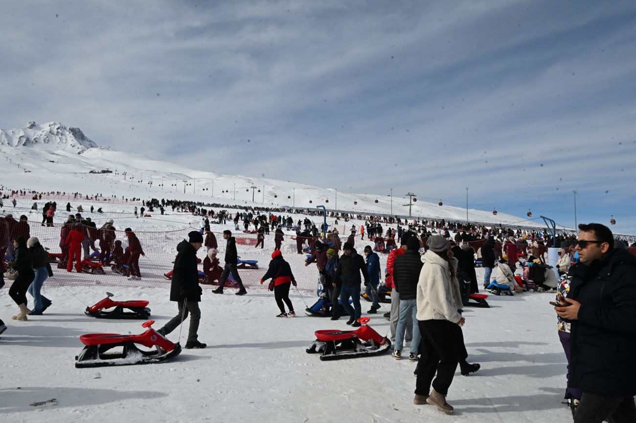 KONYALI BERBER VE KUAFÖRLER KAR KEYFİNİ ERCİYES'TE YAŞADI
