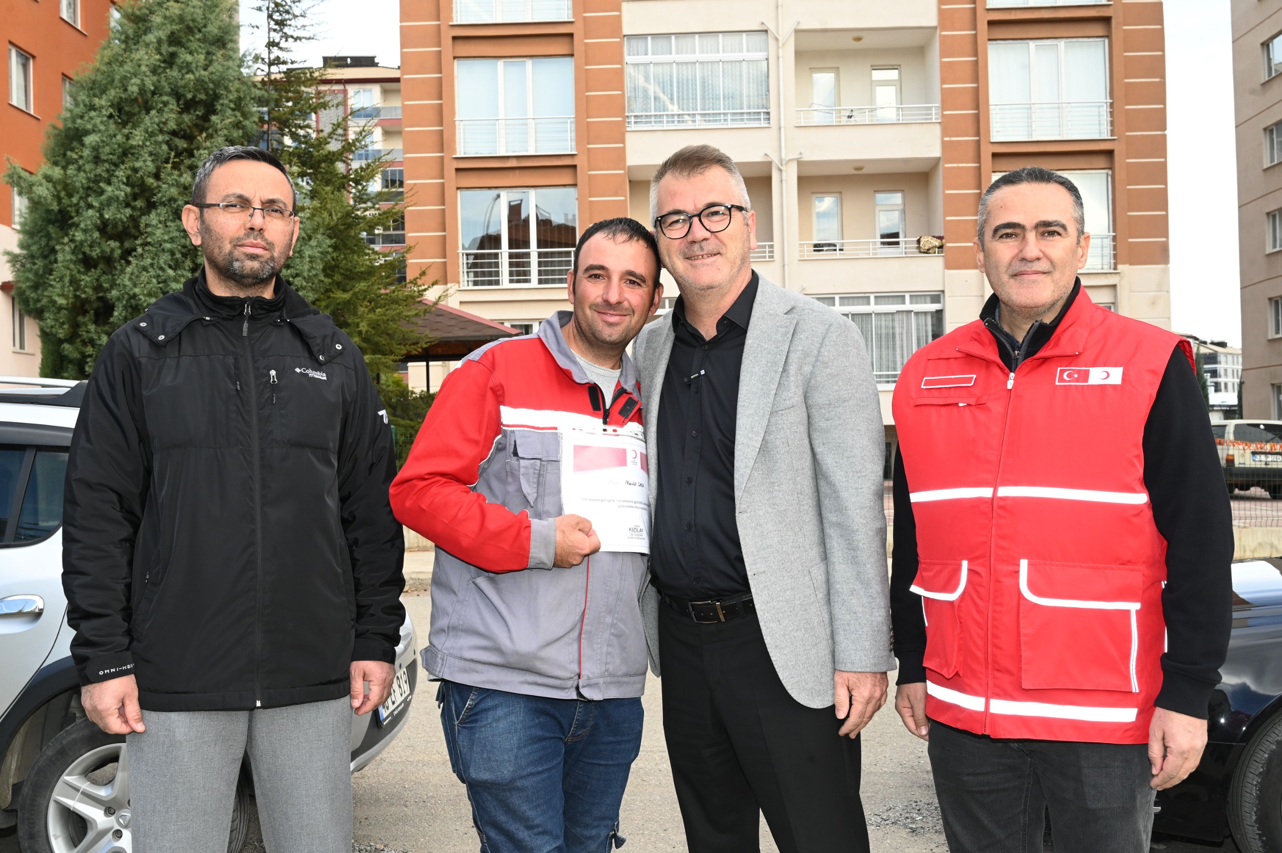 BELEDİYE ÇALIŞANINDAN ÖRNEK YARDIM 