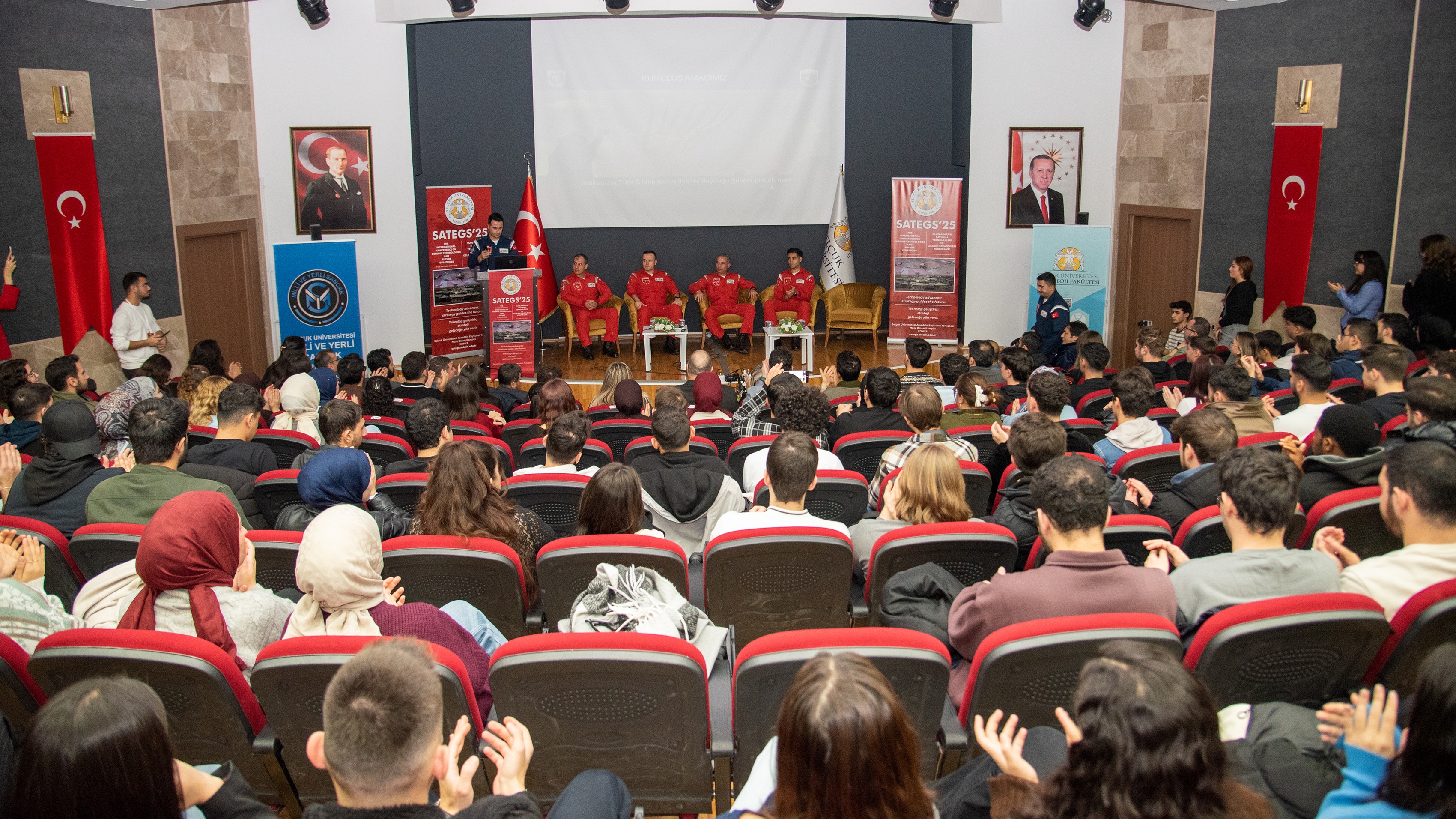 TÜRK YILDIZLARI SELÇUK ÜNİVERSİTESİ ÖĞRENCİLERİYLE BULUŞTU