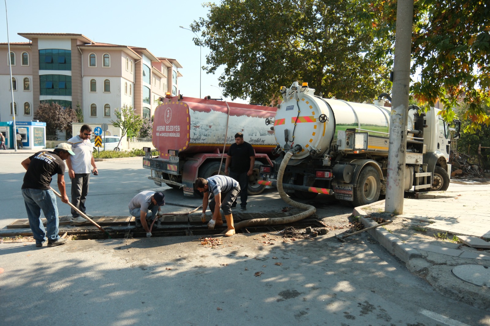 Akşehir’de Yağmur Suyu Drenaj Hatlarında Temizlik Çalışması Başlatıldı