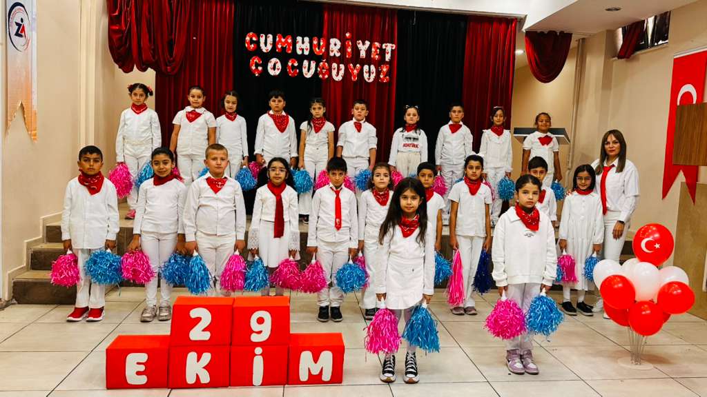 CUMHURİYET COŞKUSU OKULUMUZUN SALONUNDA DALGA DALGA YÜKSELDİ