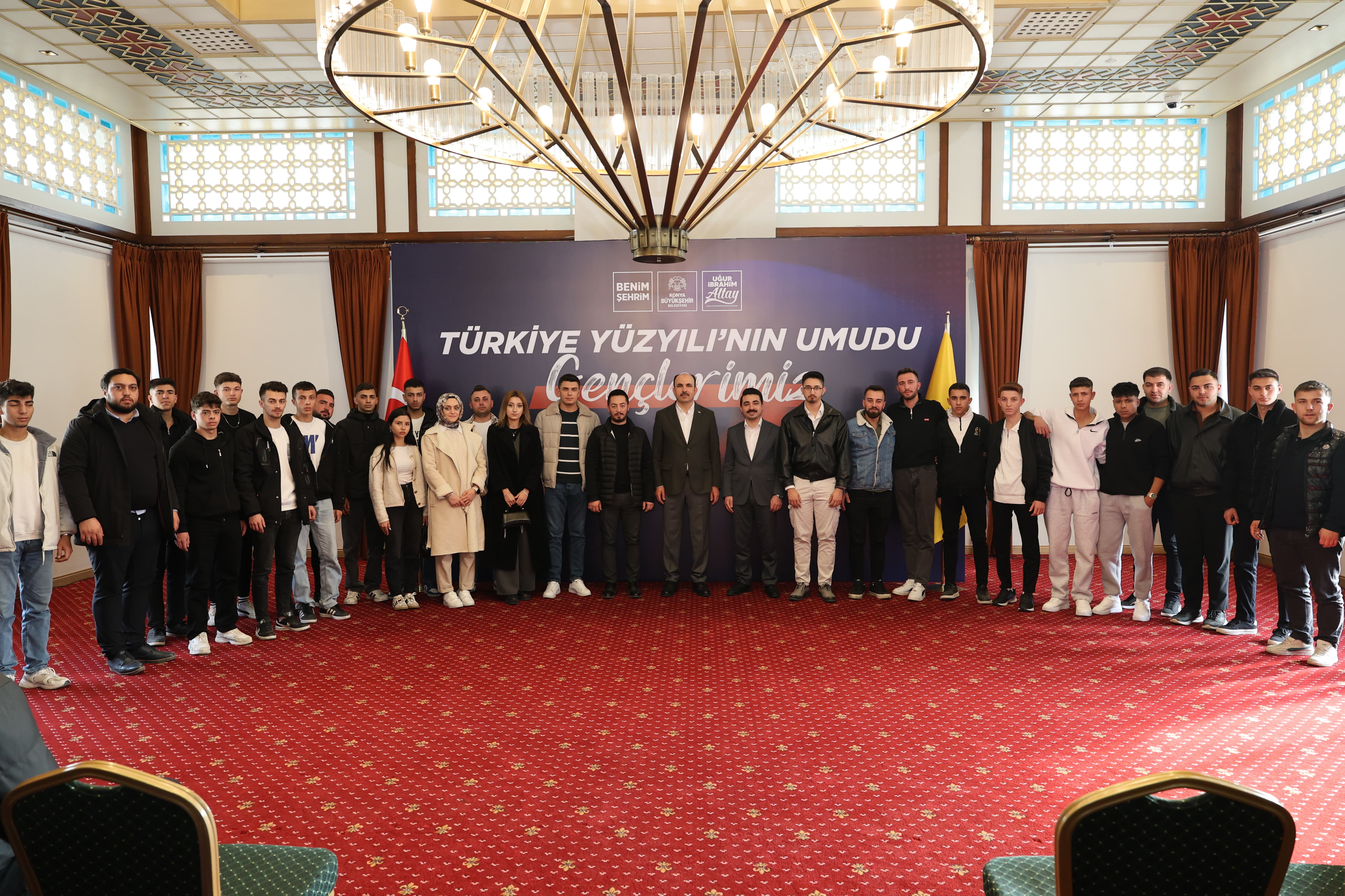 BAŞKAN ALTAY İLÇELERDEN GELEN GENÇLERLE BİR ARAYA GELDİ 