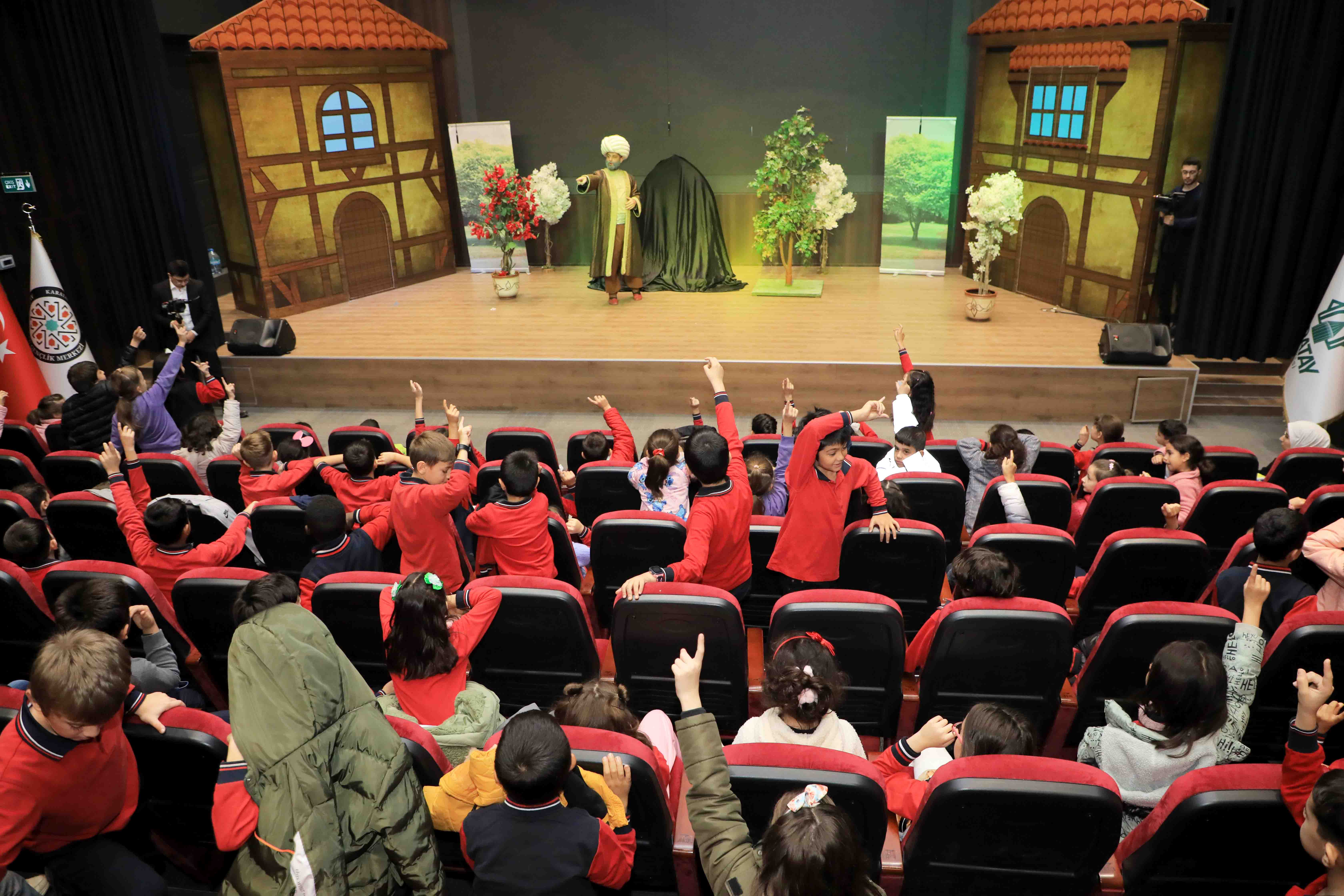 KARATAY BELEDİYESİ’NDEN ÖĞRENCİLERE TİYATRO ETKİNLİĞİ