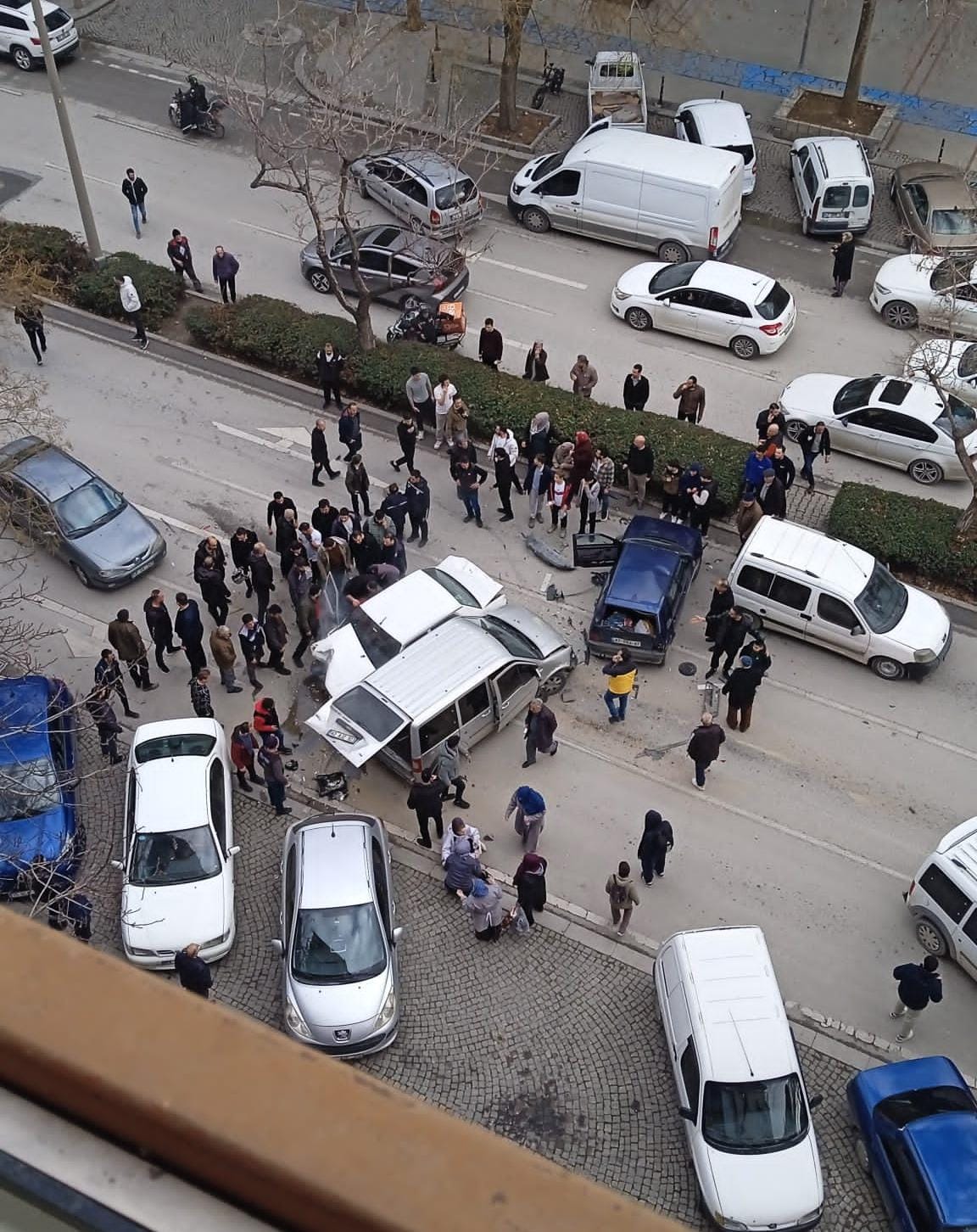 KONYA MERKEZDE ZİNCİRLEME KAZA: 8 ARAÇ BİRBİRİNE GİRDİ