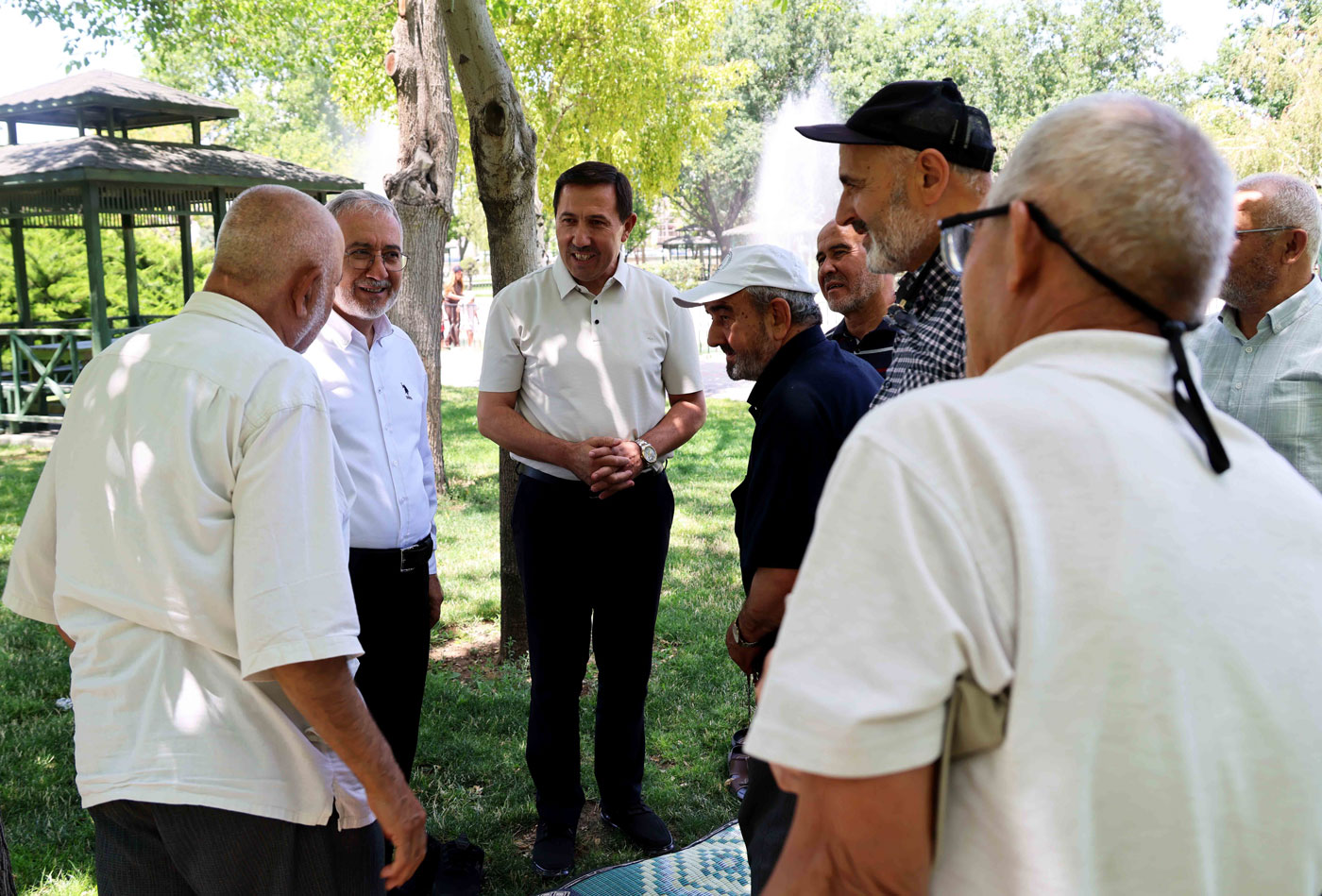 BAŞKAN KILCA ŞEHİR PARKINDA EMEKLİLERLE BİR ARAYA GELDİ